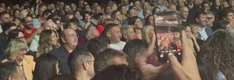 Totti e Noemi al Brancaccio per “Pio     e Amedeo”, pubblico impazzito