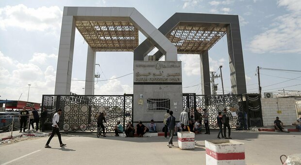 Gaza, catastrofe umanitaria. Bombe sul valico di Rafah, resta chiuso