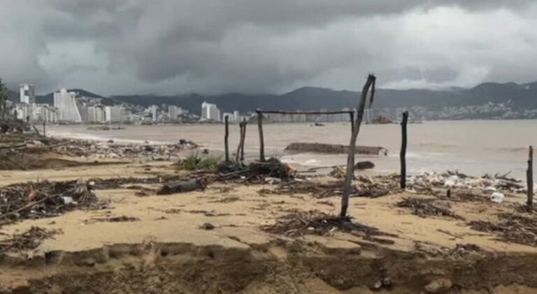 Uragano Otis in Messico, le immagini del drone riprendono Acapulco isolata