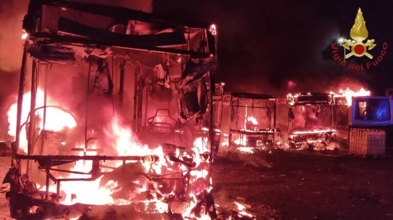 Fiamme nella notte, a fuoco autobus e scuolabus a Roma