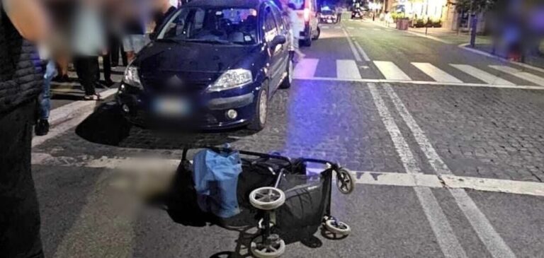 Roma, mamma e figlio sul passeggino investiti mentre attraversano la strada