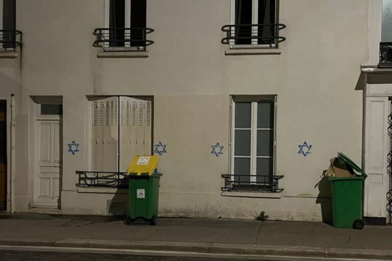 Parigi, nella notte stelle di David        su edifici e banche della città