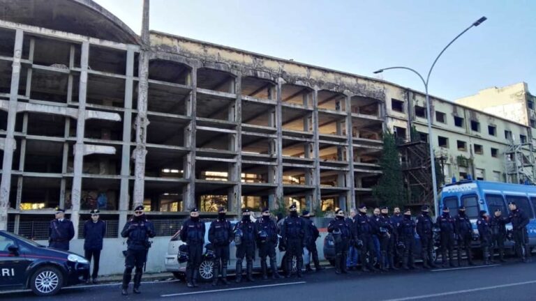 Sgomberata l’ex fabbrica Penicillina, ci vivevano 32 occupanti