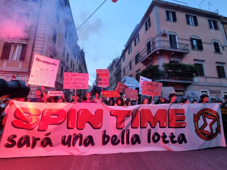 A Roma il corteo Spin Time: “Sarà una lotta, noi non ce ne andiamo”