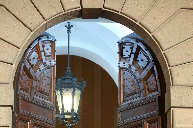 A Palazzo di Castel Gandolfo fiamme danneggiano tappezzeria della sala