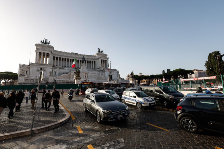 Piazza Venezia, traffico in tilt, pesano i lavori della metro C