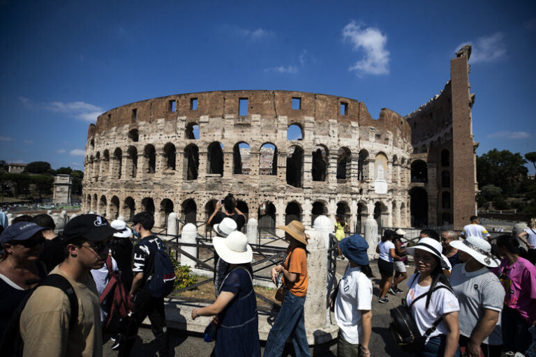 Colosseo: tour abusivi, sanzioni a 13 guide non in regola