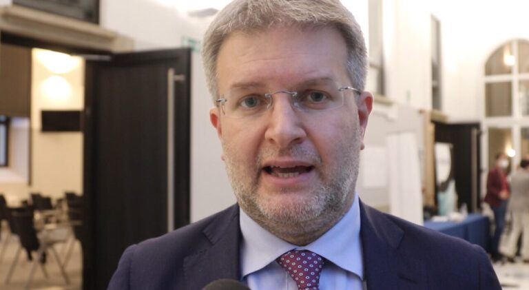 L’Europarlamentare di FdI Fidanza patteggia 1 anno e 4 mesi