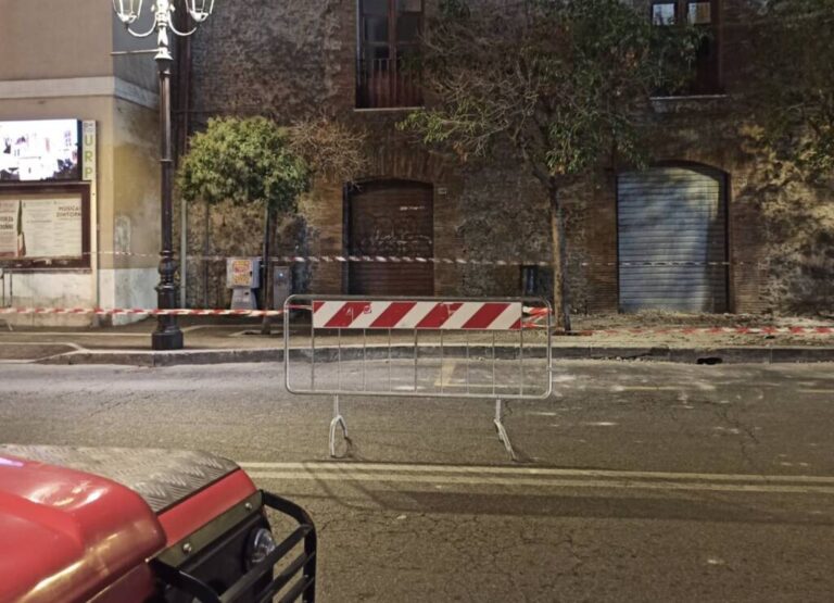 Albano, crolla una parte del cornicione di Palazzo Savelli