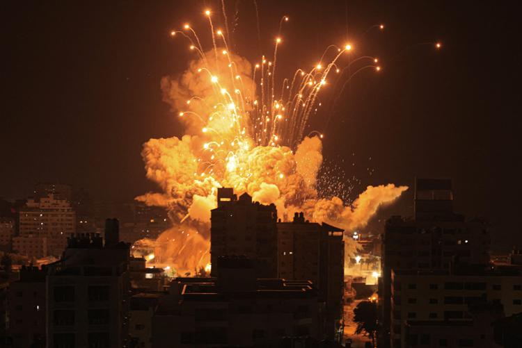 Israele, raid in corso su Gaza: “Colpiti 800 obiettivi Hamas”. Oltre 700 morti