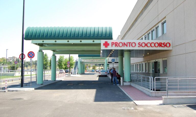 Ricoverato ruba cellulari ai medici poi aggredisce vigilantes