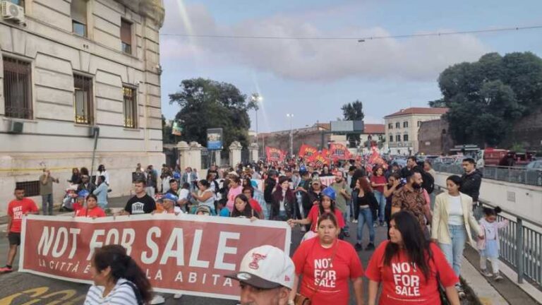 A Roma la protesta davanti al Mit: “No al ponte e spese militari ma un milione di case popolari”