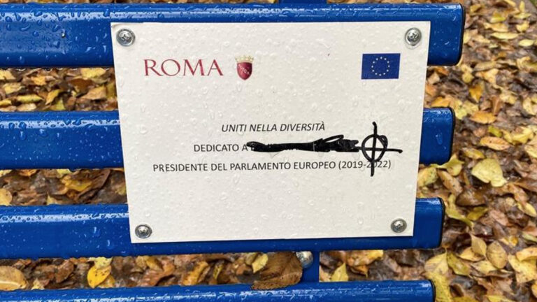 el quartiere universitario di Roma vandalizzata la panchina dedicata a David Sassoli