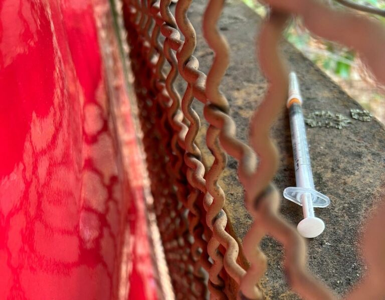 Siringhe abbandonate davanti alla scuola, allarme a Roma: “Qui giocano centinaia di bambini”