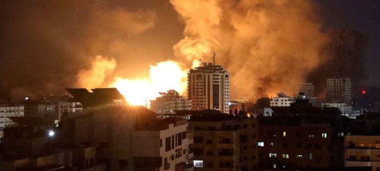 Gaza, 15 palestinesi uccisi da raid israeliani nella notte