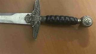 Affittava abusivamente locali Ater e minacciava con una spada chi non pagava