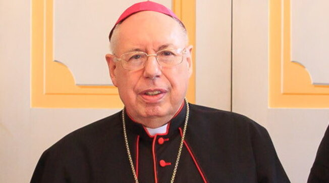 Roma, monsignor Bacqué muore di infarto in strada: lasciato sull’asfalto per tre ore