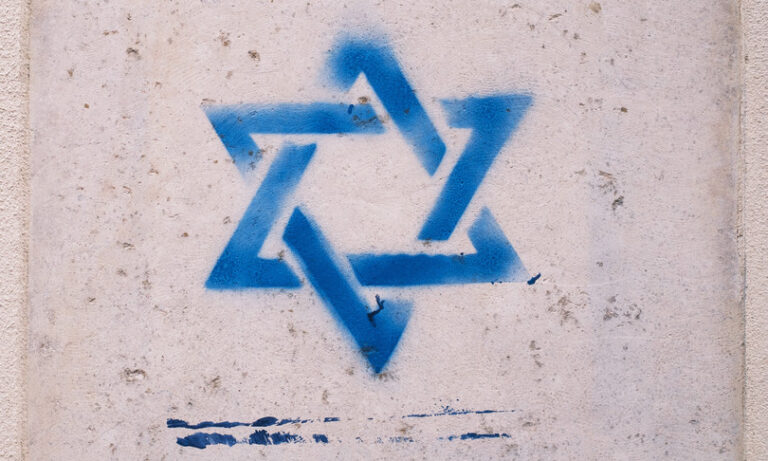 Roma, su un muro la stella di David e la foto di un bambino rapito da Hamas