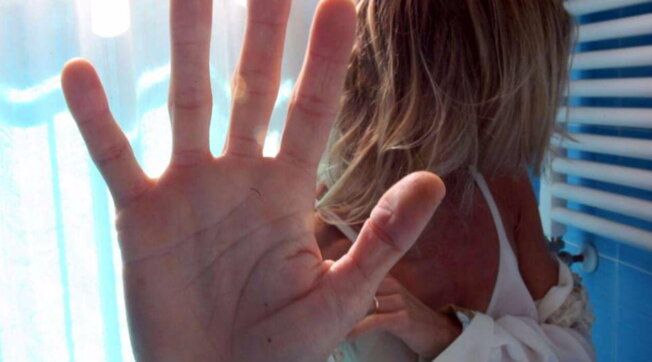 Verona, 16enne stordita con il taser e violentata dall’ex davanti ad amici di lui: in tre a giudizio