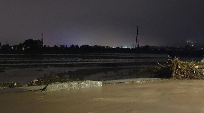 Maltempo, il torrente Bagnolo esonda a Prato: evacuazioni