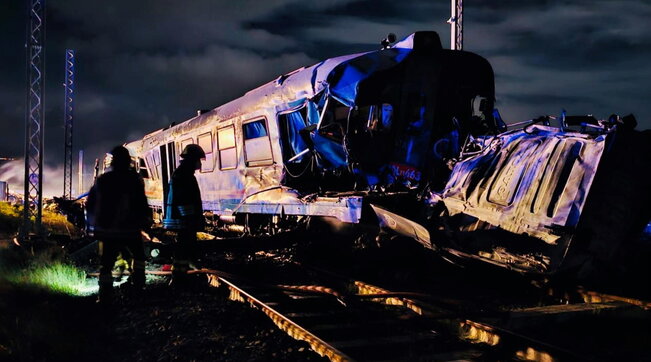 Cosenza, treno travolge camion: morti i due conducenti