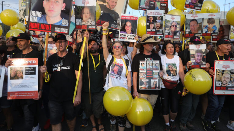 Famiglie dei rapiti davanti gli uffici     di Netanyahu: liberateli ora