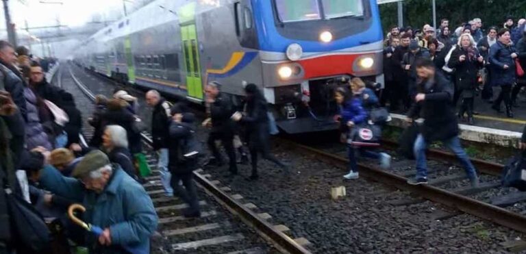Treno Cassino-Roma fermo per un guasto: pendolari nel caos
