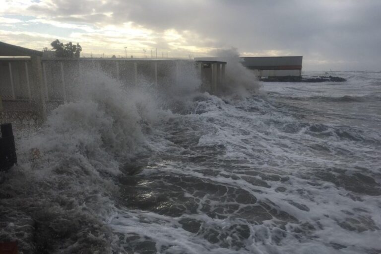 Forte mareggiata su litorale di Roma, onde oltre i 3 metri