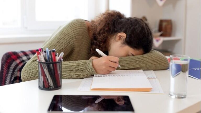 Adolescenti sotto stress: oltre 6 su 10 avvertono ansia e pressione sociale, anche a scuola