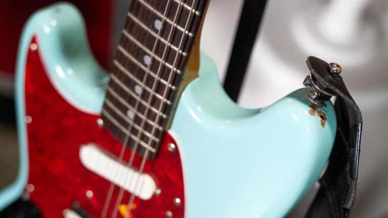 Usa, venduta all’asta per 1,5 mln di dollari l’ultima chitarra di Kurt Cobain