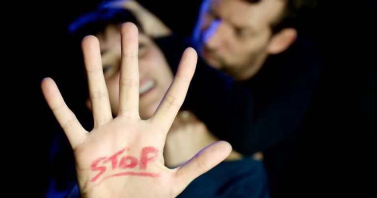 Violenza di genere, 80% delle donne non si sente al sicuro per strada di notte.