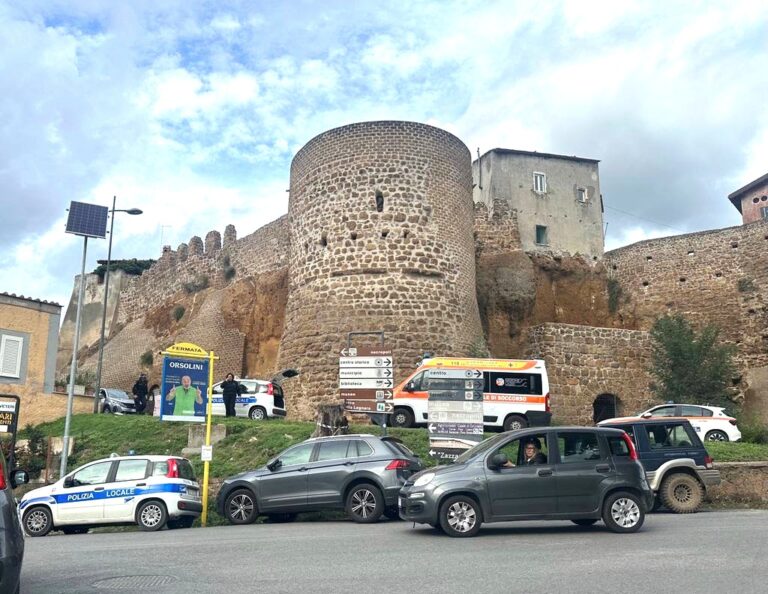 Giovanissimo precipita                    dalla torre del belvedere