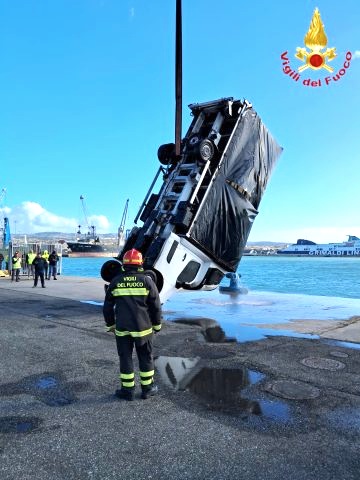Porto di Civitavecchia: furgone cade   in mare, recuperato con la gru