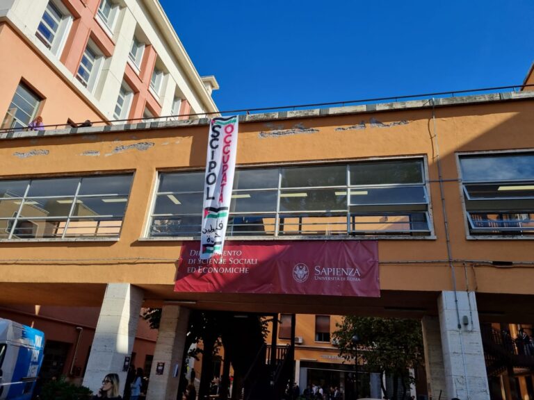 Gli studenti a Scienze Politiche occupata: “Sapienza condanni Israele”