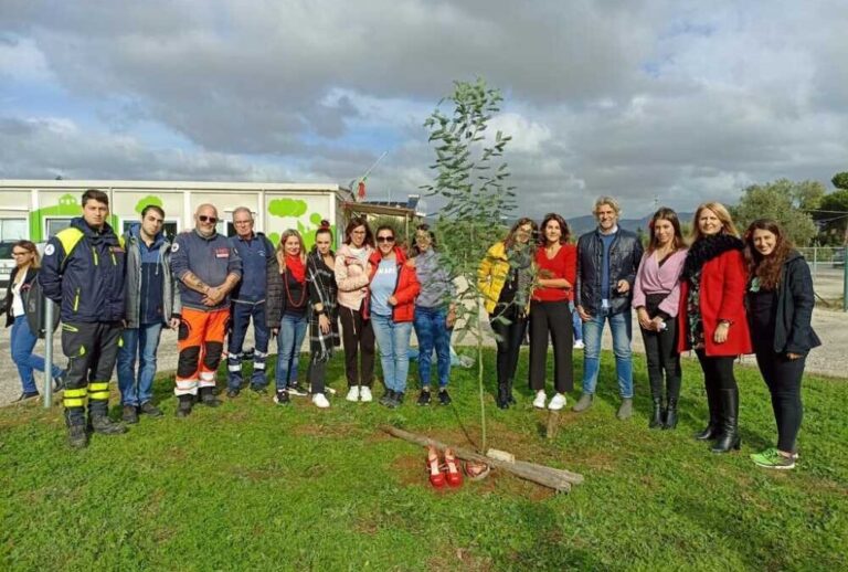 Un palloncino rosso per ricordare Giulia Cecchettin, emozione alla scuola di Furbara per la festa dell’albero
