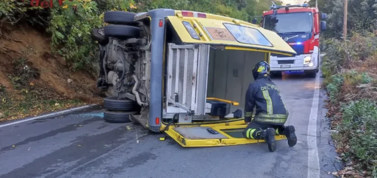 Pulmino scuolabus si ribalta. 3 bambini e l’autista finiscono in ospedale