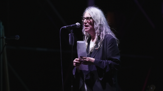 Patti Smith, paura per la sacerdotessa del rock: ricoverata a Bologna dopo un malore