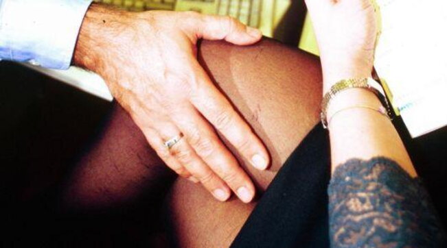 Torino, a processo per aver palpeggiato una donna si difende: “Ho davvero la mano-morta, le mie dita sono un artiglio”