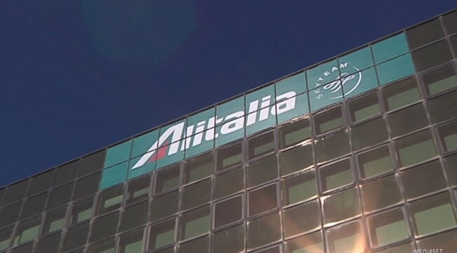 Alitalia scrive a governo e sindacati: via ai licenziamenti per 2.688 lavoratori