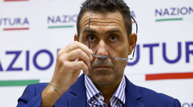 Notificata inchiesta interna a Vannacci, il generale si mette            in licenza