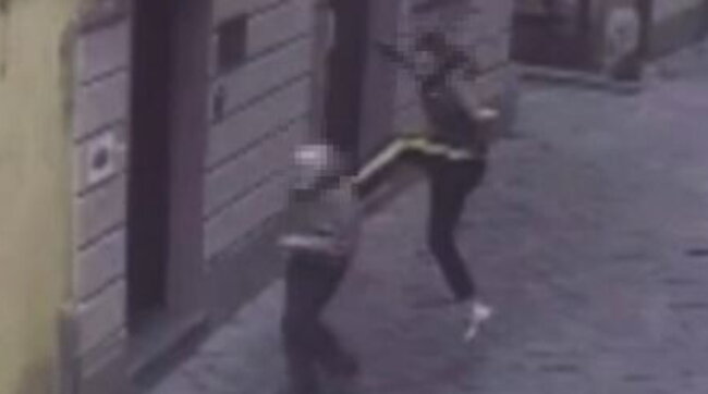 Aggressione shock a un anziano in centro storico a Firenze: “Tieni il cane al guinzaglio”