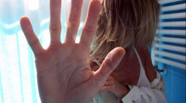 Cremona, maltratta da anni la figlia e la compagna: disposto il divieto di avvicinamento per un 51enne