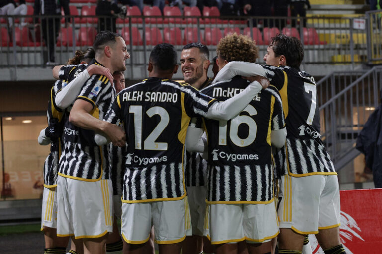 Calcio, la Juve batte il Monza              ed è prima in classifica