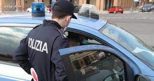 Tenta di rubare in un bar e viene preso a coltellate e bastonate