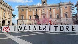 Striscioni e bandiere contro                 il termovalorizzatore, la protesta        in Campidoglio