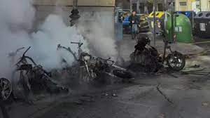 Prati: 11 motorini in fiamme, danneggiate anche 4 auto e un palazzo