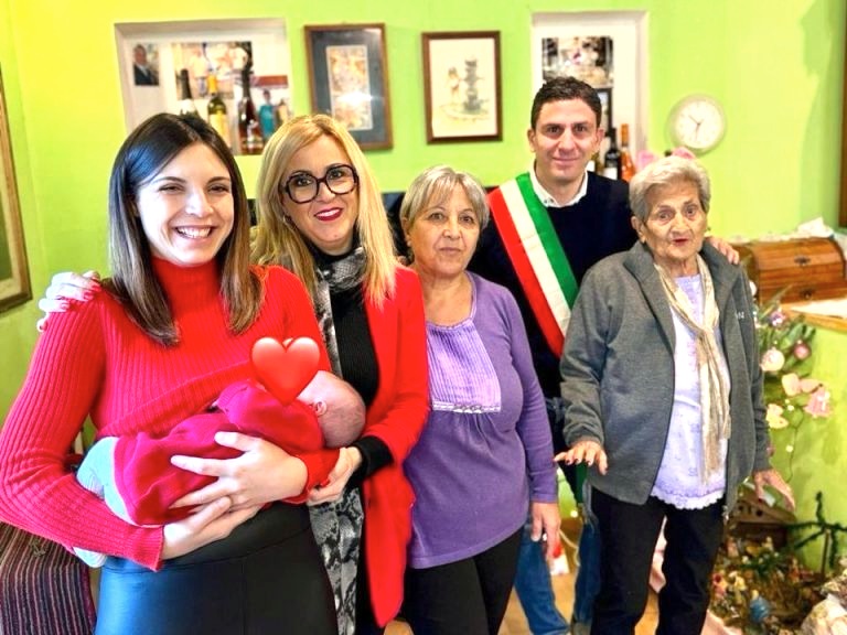 A Ladispoli una famiglia festeggia        il Natale alla presenza di cinque generazioni di donne