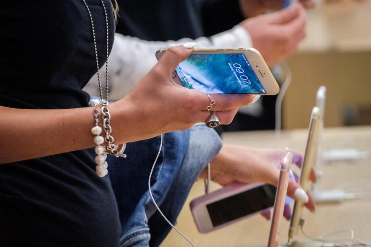 Lo smartphone fa invecchiare? L’alert in uno studio sui moscerini