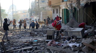 Siria, raid di Israele su Aleppo: decine di morti. Tajani: “Temo che il conflitto possa allargarsi”