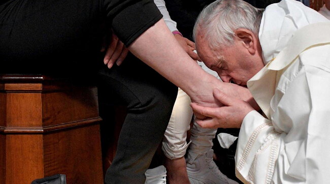 Papa Francesco, nel carcere di Rebibbia lava i piedi a dodici detenute